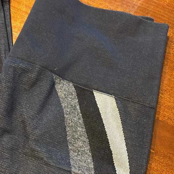 Spanx navy leggings, size M - Picture 3 of 3